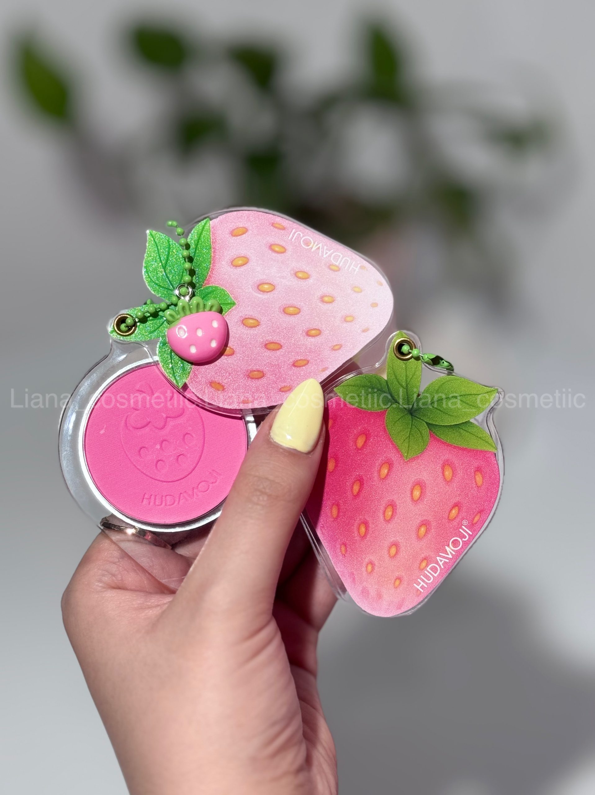 1 رژگونه توت فرنگی آویزدار - تصویر 1