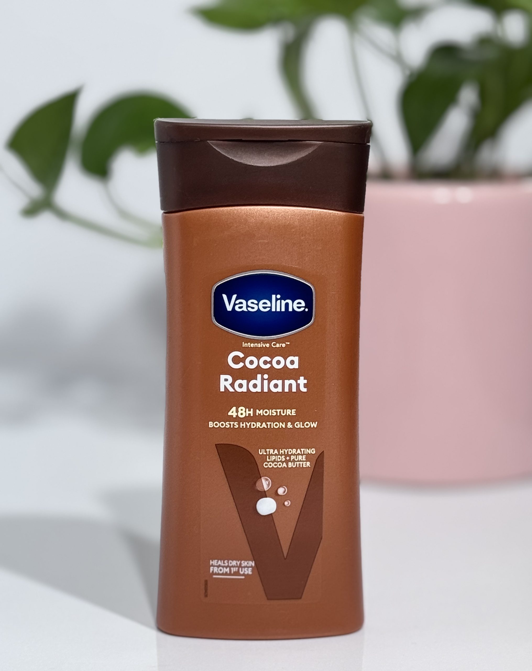 IMG_2452 (1) لوسیون بدن وازلین مدل Cocoa radiant | حجم 200میل - تصویر 1
